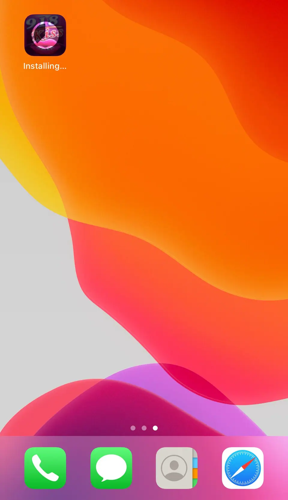 iPhone home screen with a 918Kiss icon showing Installing under it